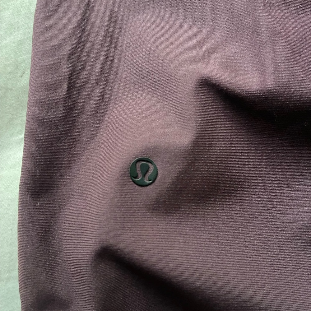 LuLuLemon shorts. I believe they are a medium/32 waist but no tags.